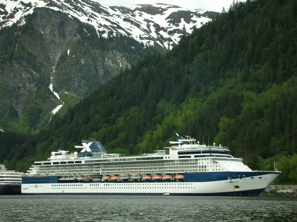 Imagen de un gran crucero, el Celebrity Infinity atracado en Juneau